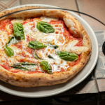 Alberto Toshio Murakami analisa como a culinária regional preserva a identidade cultural e fortalece o encanto de cidades pitorescas.