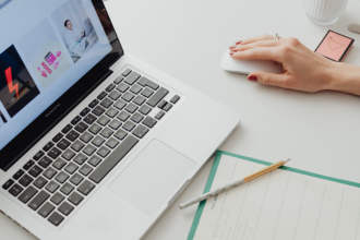 Prefeitura investe em tecnologia e entrega notebooks para médicos da atenção básica e transforma o atendimento em saúde