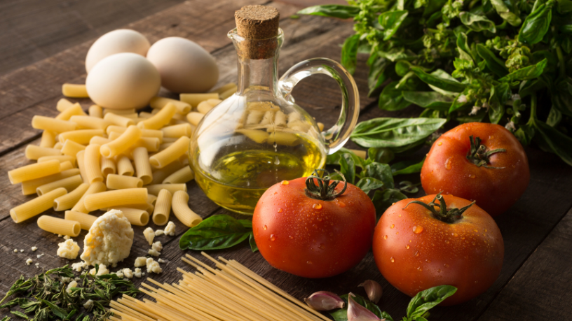 Em cidades pitorescas, a culinária regional revela, segundo Alberto Toshio Murakami, como a identidade cultural é construída e preservada ao longo do tempo.