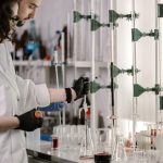 Cientistas de jaleco trabalham com tubos de ensaio em um laboratório moderno.