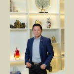 A participação em congressos internacionais eleva o padrão da cirurgia plástica e atualiza práticas, explica Milton Seigi Hayashi.