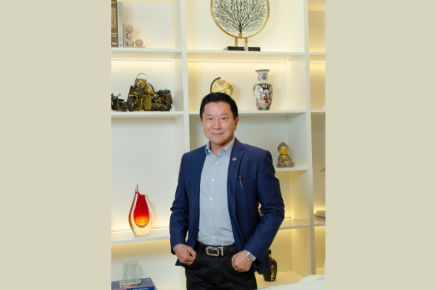 A participação em congressos internacionais eleva o padrão da cirurgia plástica e atualiza práticas, explica Milton Seigi Hayashi.