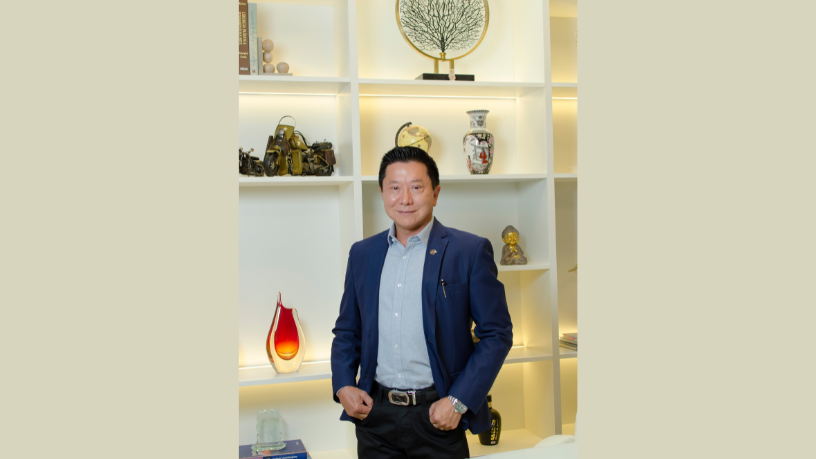 A participação em congressos internacionais eleva o padrão da cirurgia plástica e atualiza práticas, explica Milton Seigi Hayashi.