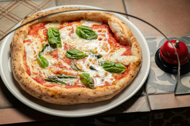 Alberto Toshio Murakami analisa como a culinária regional preserva a identidade cultural e fortalece o encanto de cidades pitorescas.