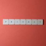 Letras formando a palavra “PRIVACY” sobre fundo vermelho, em referência à proteção de dados e à privacidade.