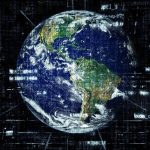 Ilustração digital do planeta Terra envolto por conexões de rede e fluxos de dados.