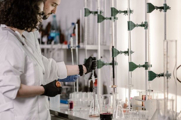 Cientistas de jaleco trabalham com tubos de ensaio em um laboratório moderno.